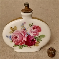 roser i rosa farve håndmalet på gammel parfumeflaske porcelænsflaske skruelåg vintage genbrug